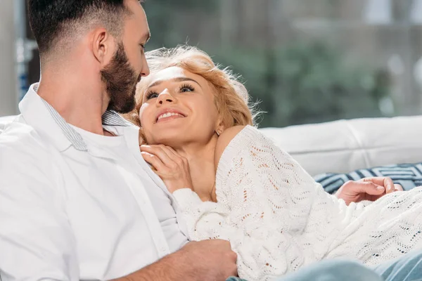 Pareja feliz abrazándose y mirándose - foto de stock