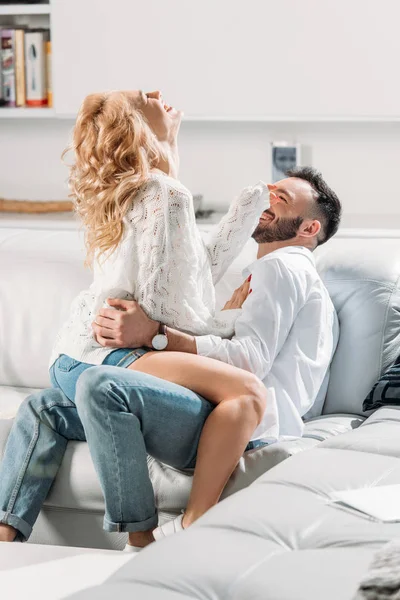 Emocionada pareja riendo divirtiéndose en casa - foto de stock