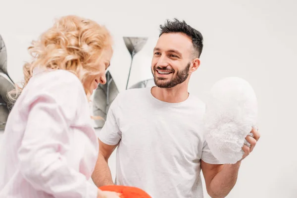 Ridere coppia divertirsi a casa insieme — Foto stock