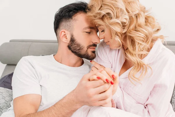 Relajada pareja romántica cogida de la mano con los ojos cerrados - foto de stock