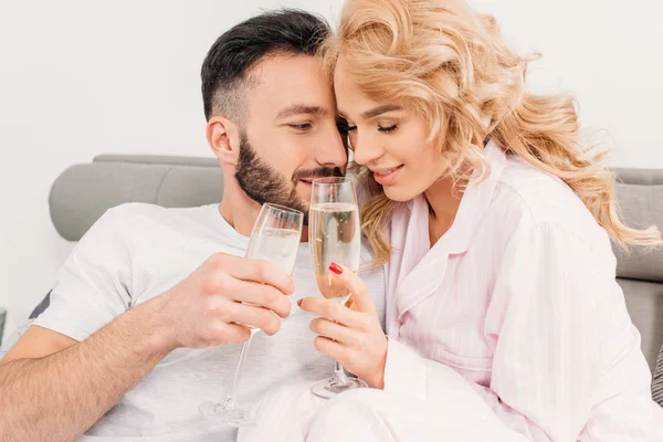 Pareja feliz celebrando aniversario y bebiendo champán - foto de stock