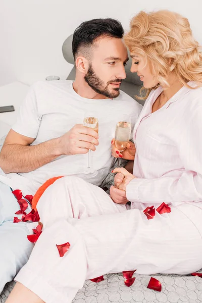 Couple romantique boire du champagne et regarder l'autre — Photo de stock