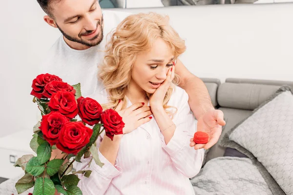 Man with roses and ring box making proposal to girlfriend — Stock Photo