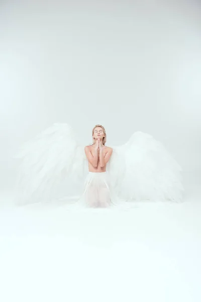 Belle femme aux ailes d'ange priant isolée sur blanc avec espace de copie — Photo de stock