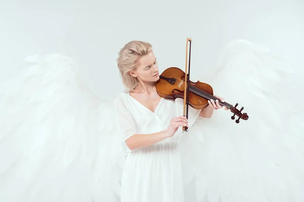 Belle femme en costume d'ange avec des ailes jouant du violon isolé sur blanc — Photo de stock