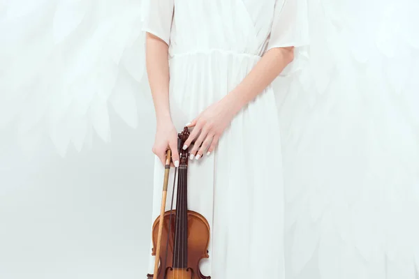 Corte vista de mulher em traje de anjo com asas segurando violino e arco isolado no branco — Fotografia de Stock