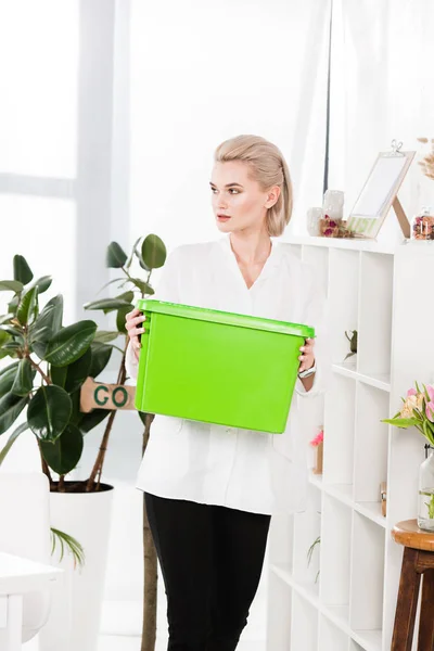 Atractiva mujer sosteniendo caja de reciclaje verde, concepto de ahorro ambiental - foto de stock