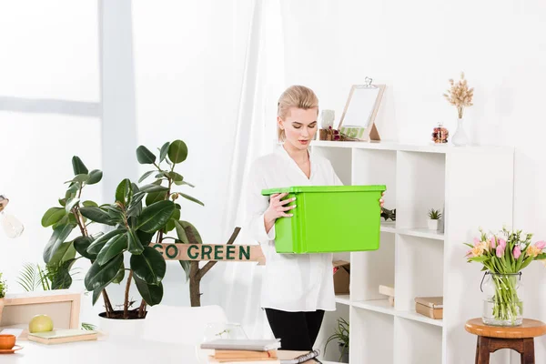 Attraktive Frau hält grüne Recyclingbox in der Nähe gehen grünes Schild, Umweltschutzkonzept — Stockfoto