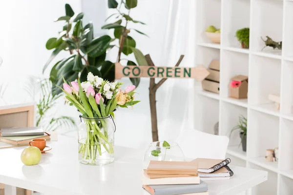 Enfoque selectivo de letrero de madera con letras verdes go cerca del espacio de trabajo en la oficina, concepto de ahorro ambiental - foto de stock