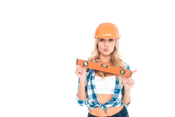 Mulher arquiteto loira em camisa azul e laranja hardhat segurando nível de espírito isolado no branco — Fotografia de Stock