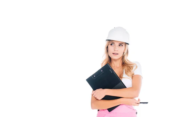 Arquiteto mulher de uniforme rosa, hardhat com prancheta e caneta isolada em branco — Fotografia de Stock