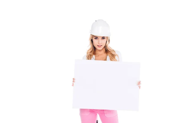 Handliche Frau in rosa Uniform, Hardhat hält Plakat isoliert auf weiß — Stockfoto