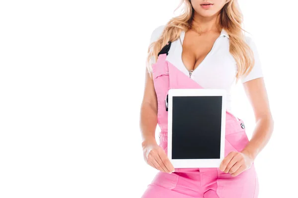 Vista recortada de una mujer práctica en uniforme rosa sosteniendo tableta digital con pantalla en blanco aislado en blanco - foto de stock
