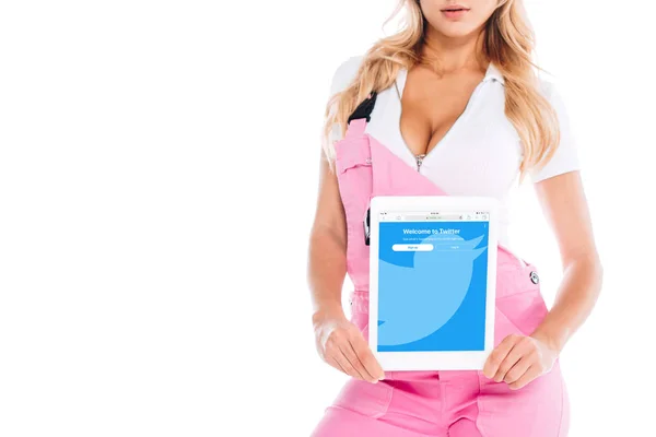 Обрізаний view зручно жінка в рожевий парадний проведення Цифрова табличка з twitter app на екрані ізольовані на білому — стокове фото