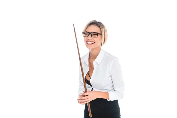 Professor loira em blusa com decote aberto sorrindo e segurando ponteiro isolado no branco — Fotografia de Stock