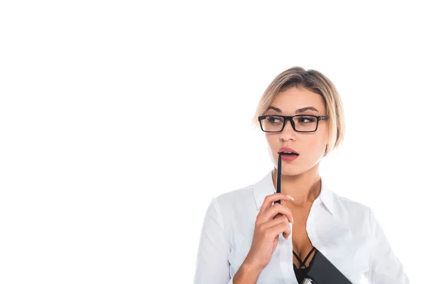 Lehrerin in Bluse mit offenem Ausschnitt hält Stift in der Nähe der Lippen isoliert auf weiß — Stockfoto