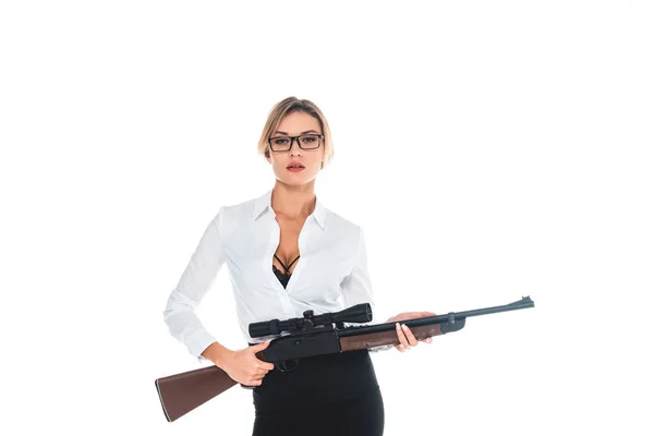 Profesora en blous con escote abierto, gafas y falda sosteniendo rifle aislado en blanco - foto de stock