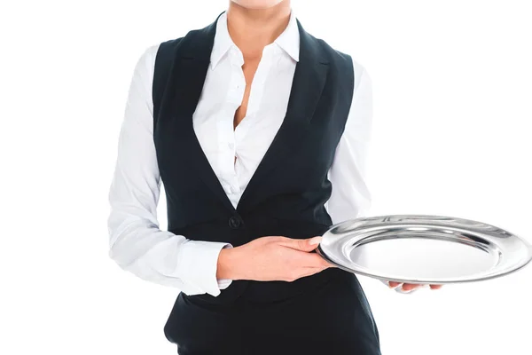 Vista recortada de la camarera en bandeja de sujeción uniforme negro aislado en blanco - foto de stock