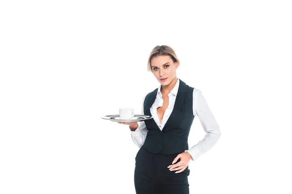 Camarera rubia en bandeja de sujeción uniforme negro con taza y platillo aislado en blanco - foto de stock