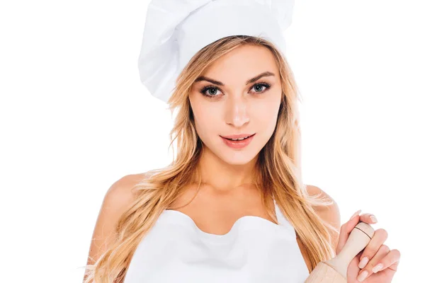 Attraente cuoco donna in uniforme con mattarello isolato su bianco — Foto stock