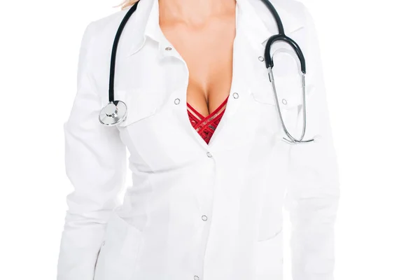 Ausschnittansicht der Krankenschwester im Mantel, rote Unterwäsche mit Stethoskop isoliert auf weiß — Stockfoto