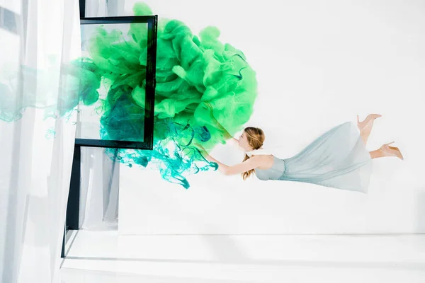 Flottant fille toucher vert et turquoise nuages illustartion — Photo de stock