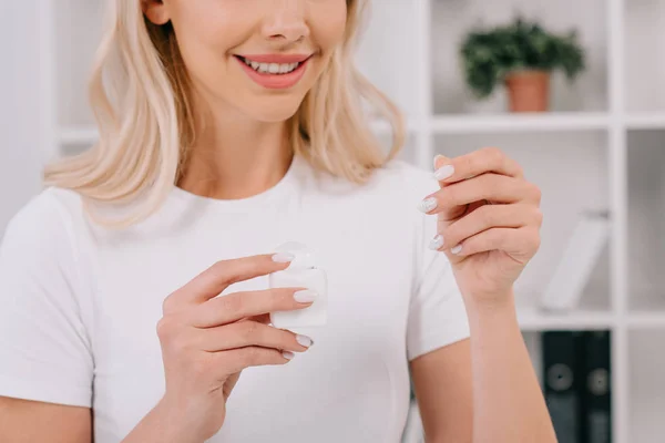 Обрезанный вид улыбающейся женщины с зубной нитью — стоковое фото