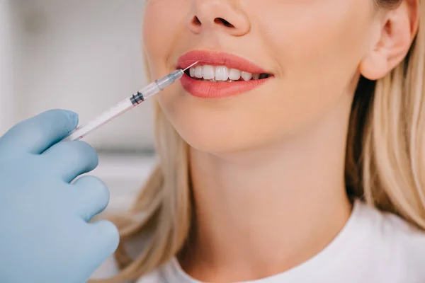 Ausgeschnittene Ansicht eines Zahnarztes, der Frau eine lokale Narkoseinjektion verabreicht — Stockfoto