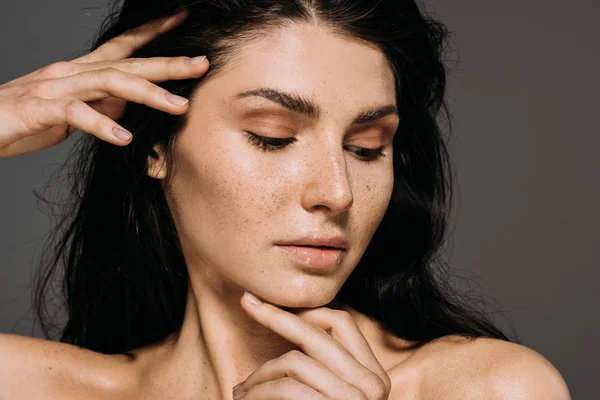 Tendre fille brune avec des taches de rousseur sur le visage isolé sur gris — Photo de stock