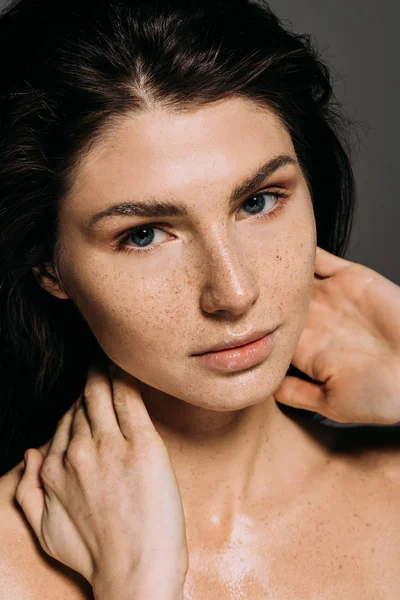 Attraktive Frau mit Sommersprossen im Gesicht isoliert auf grau — Stockfoto