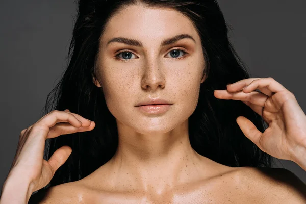 Belle femme brune posant isolée sur gris — Photo de stock