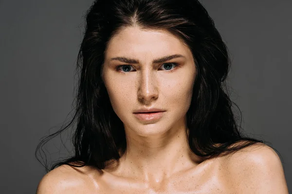 Плутанина брюнетка молода жінка позує ізольовано на сірому — стокове фото