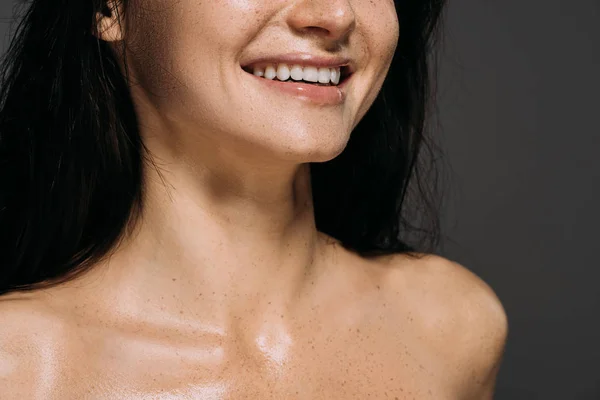 Обрізаний вид усміхненої гола дівчина ізольовано на сірому — стокове фото