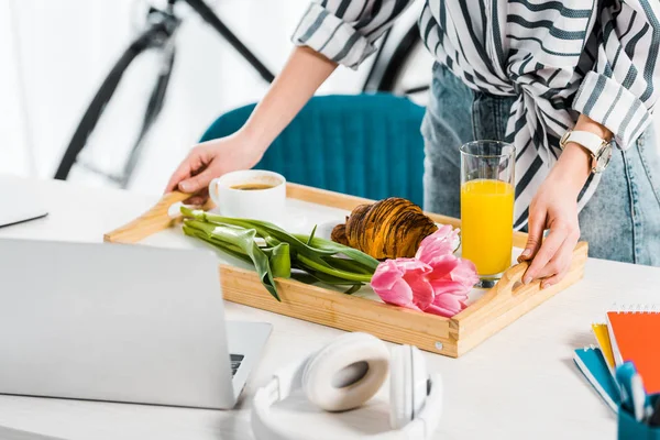 Teilansicht einer Frau mit Tablett und Frühstück am Arbeitsplatz — Stockfoto