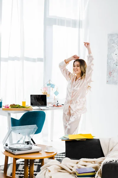 Jovem refinada em pijama dançando de manhã em casa — Fotografia de Stock