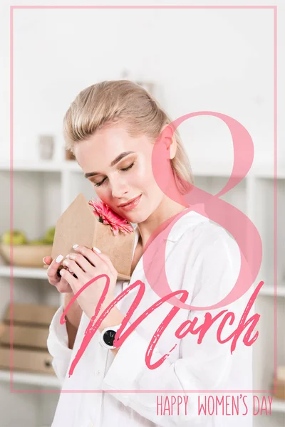 Нежная женщина обнимает маленький картонный домик с розовым цветком герберы и 8 марта иллюстрации — стоковое фото