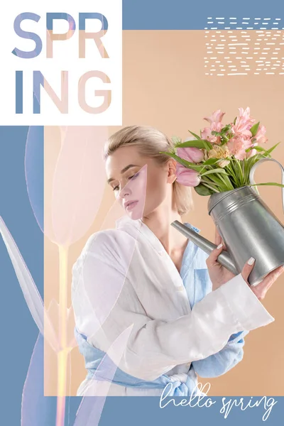 Attraktives Mädchen hält Gießkanne mit Blumen und steht in Öko-Kleidung auf beigem Hintergrund mit Hallo Frühling Illustration — Stockfoto