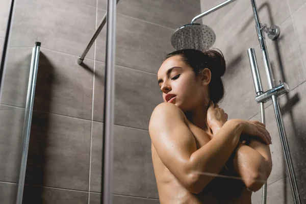 Attrayant nu femme prenant douche dans la cabine — Photo de stock