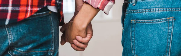 Vista ritagliata di coppia che si tiene per mano a casa — Foto stock