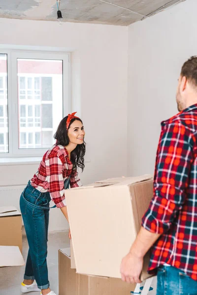 Foyer sélectif de femme heureuse regardant petit ami tenant boîte — Photo de stock