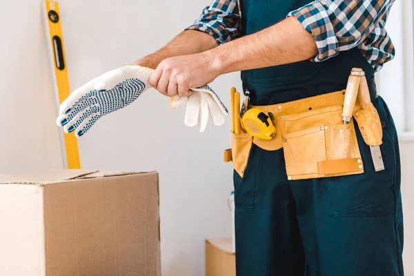 Abgeschnittene Ansicht des Heimwerkers mit Handschuhen an der Hand — Stockfoto