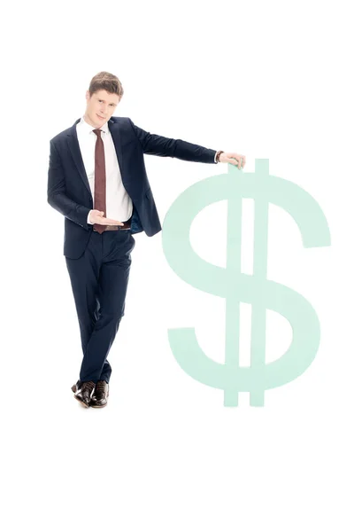 Молодой бизнесмен показывает большой символ доллара изолирован на белом — стоковое фото