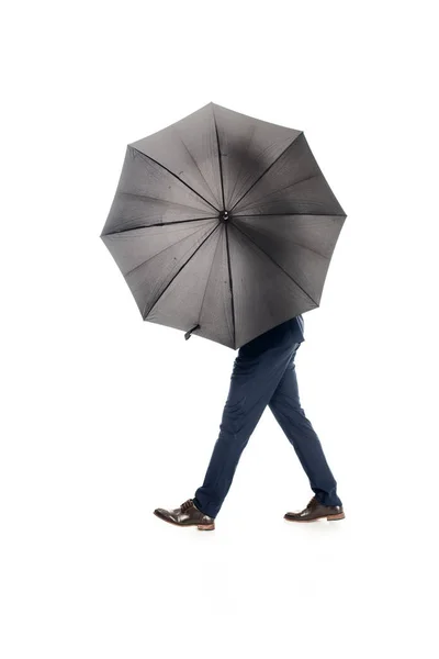 Uomo d'affari posa con ombrello nero isolato su bianco — Foto stock