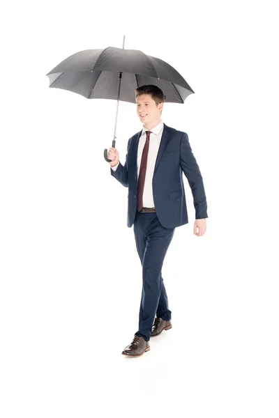 Sonriente hombre de negocios elegante posando con paraguas aislado en blanco - foto de stock