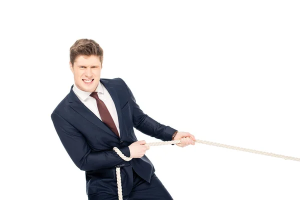 Bonito jovem empresário no formal desgaste puxando corda isolado no branco — Fotografia de Stock