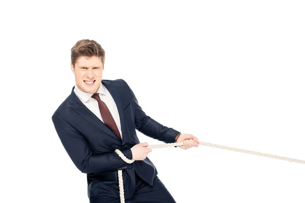 Guapo joven empresario en formal desgaste tirando de la cuerda aislado en blanco - foto de stock