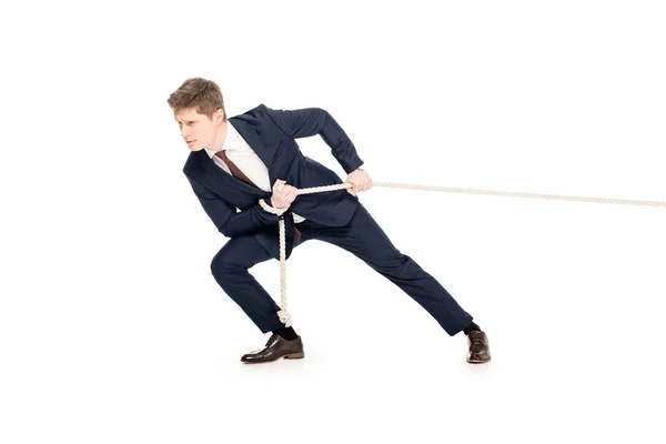 Giovane uomo d'affari in tuta tirando corda isolato su bianco — Foto stock