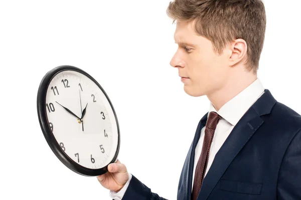 Schöner Geschäftsmann schaut auf Uhr isoliert auf weiß — Stockfoto