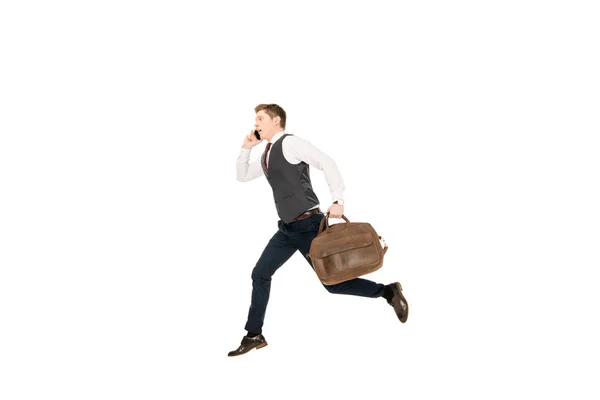 Prisa hombre de negocios corriendo con bolsa mientras habla en el teléfono inteligente aislado en blanco - foto de stock