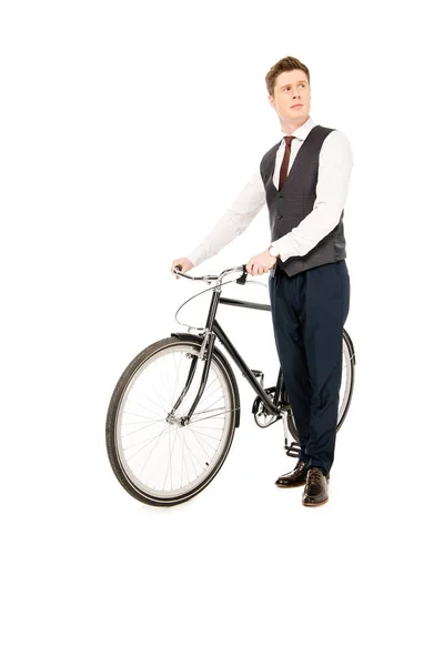 Homme d'affaires élégant debout avec vélo isolé sur blanc — Photo de stock